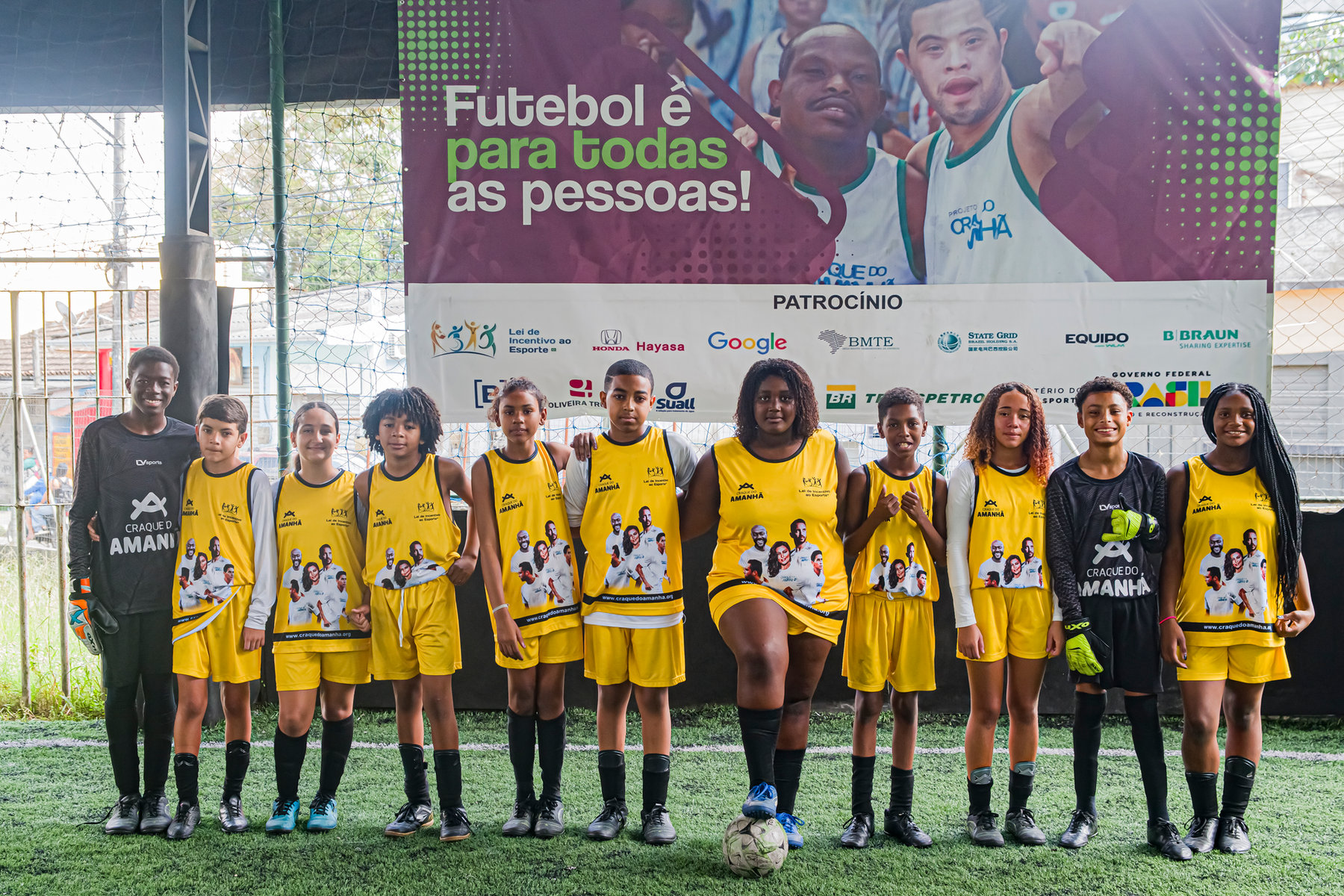 Alunos do projeto Craque do Amanhã em atividade de futebol
