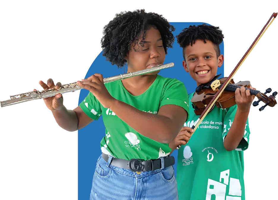 Alunos do projeto Escolas de Música e Cidadania tocando flauta e violino